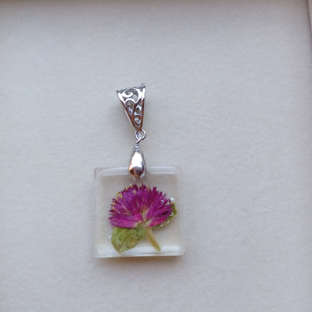 Beautiful Pressed Flower Resin pendant🌺